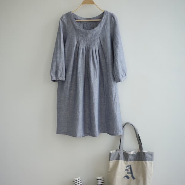 ROUX-BRIQUE 
• 네이비 선염 린넨 핀턱 원피스