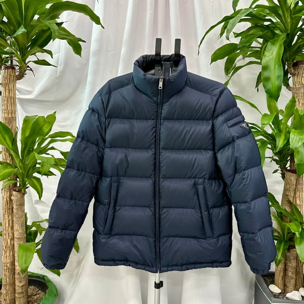 [정품] 프라다 트라이앵글 로고 다운 패딩 네이비
