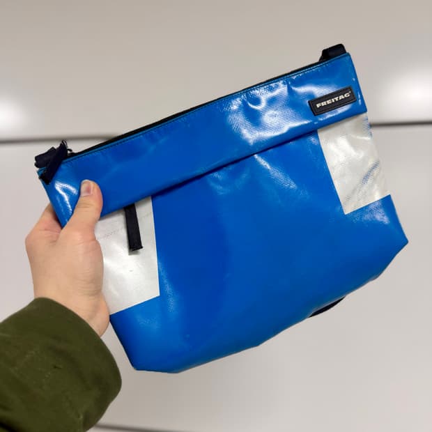 [프라이탁] 루 숄더백 (얼모스트 올블루, 화이트 포인트)