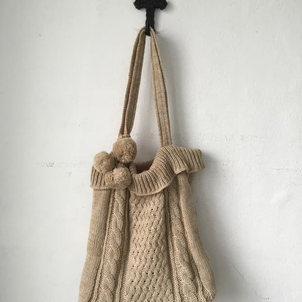  pom pom knit shoulder bag
