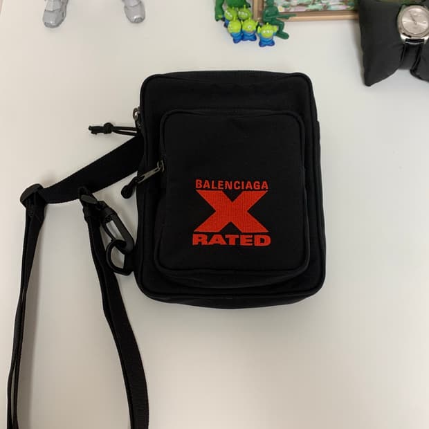 정품 발렌시아가 자수 크로스백 