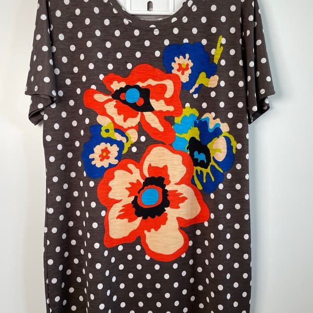 도트 플라워 아트워크 차콜 롱 반팔 티셔츠 (66~77 / L~XL)