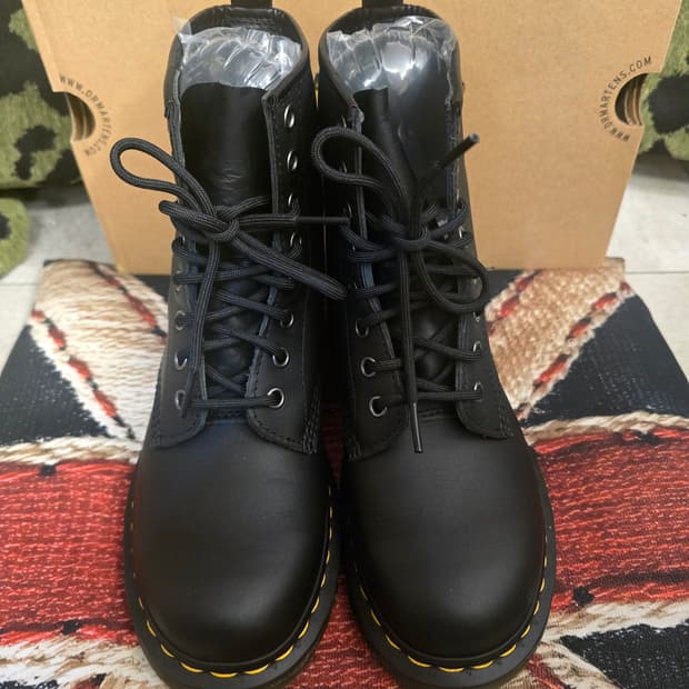 닥터마틴 (Dr. Martens)
 1460 8홀 부츠
