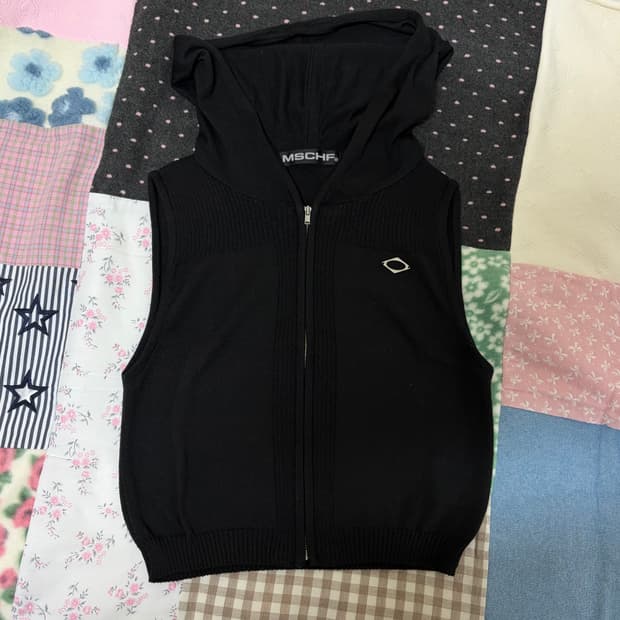미스치프 롬버스 후드 니트 조끼