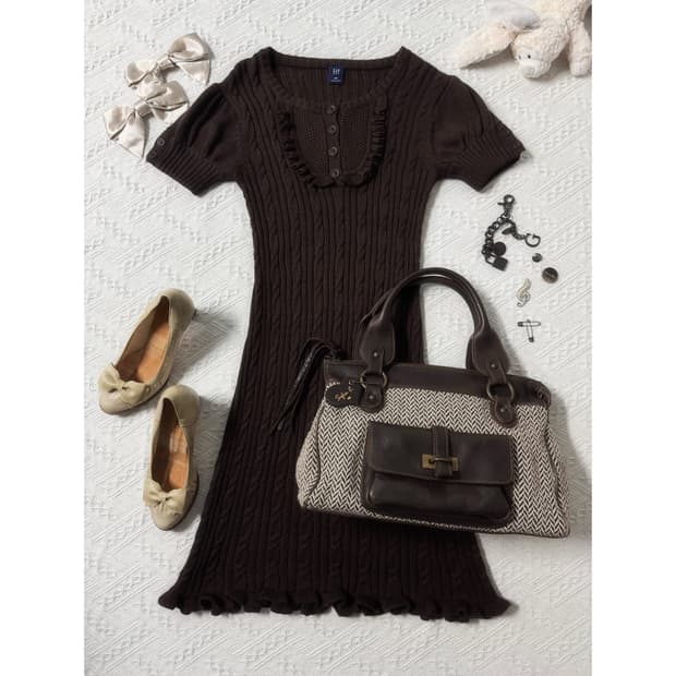 러플 버튼 디테일 케이블 니트 패턴 원피스