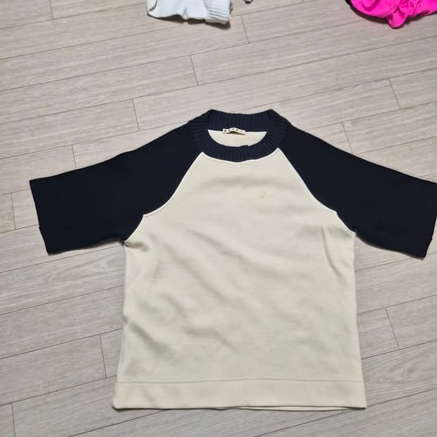 Marni 반팔 넥라인니트