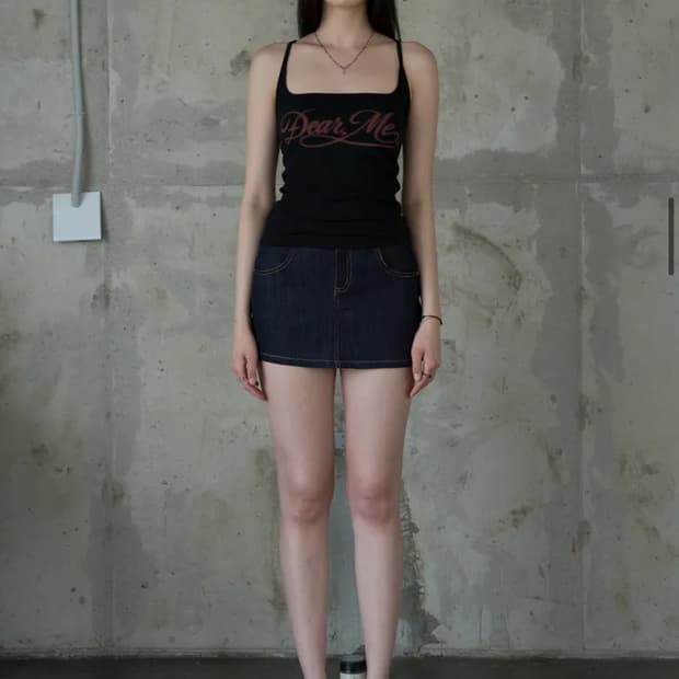 디어미 스퀘어넥 로고 슬리브리스
