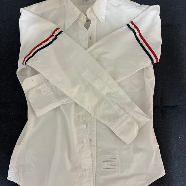 정품 톰브라운  암밴드 셔츠입니다!! (NCT 리쿠 착용)