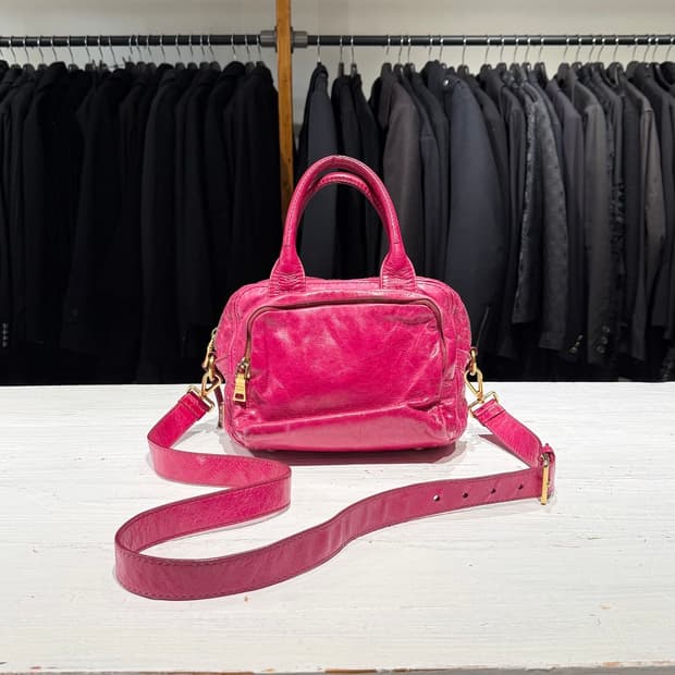 프라다 푸시아 비텔로 샤인 레더 탑핸들 크로스백