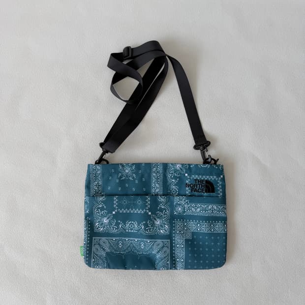 노스페이스(THE NORTH FACE) 반다나 패턴 크로스백