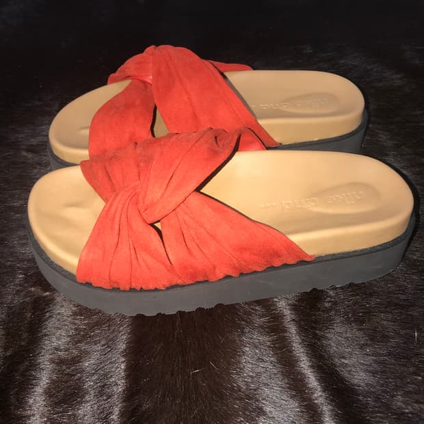 NIKO AND … Wrinkle Fabric Slides