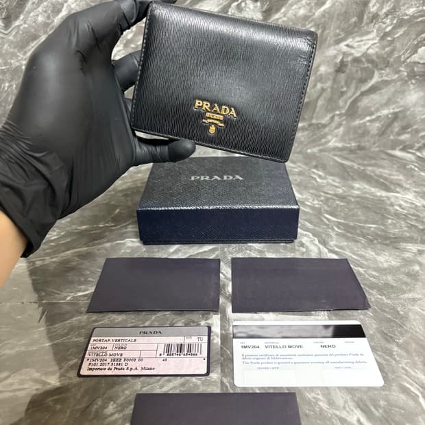 프라다 비텔로 무브 카프스킨 금장로고 반지갑