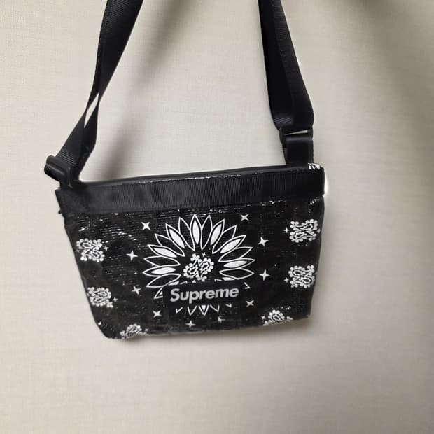 새상품급 슈프림 페이즐리 타프 크로스백 블랙