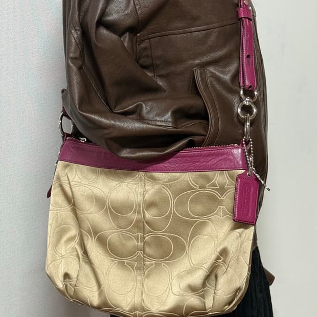  💟🩷코치 라즈베리 시그니처 자카드 Y2K 숄더백