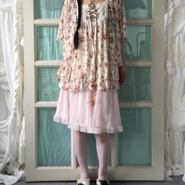 Flower pattern feather point cape top