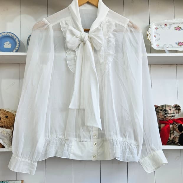 화이트 리본 쉬폰 블라우스