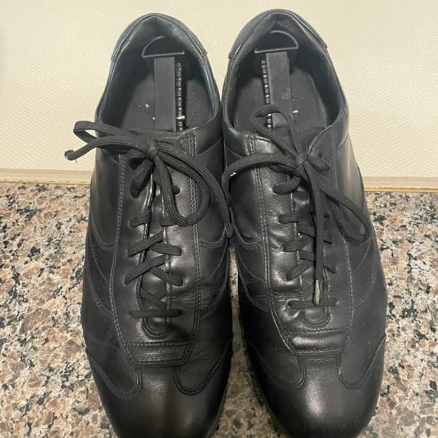 프라다 블랙 가죽 스니커즈