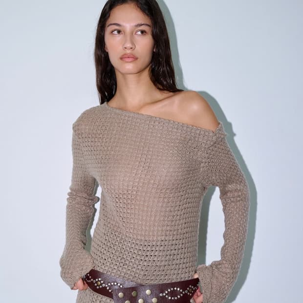 폴리수엠 원숄더 니트