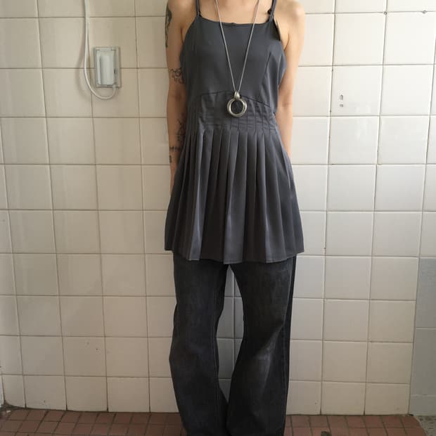 Pleats point sleeveless