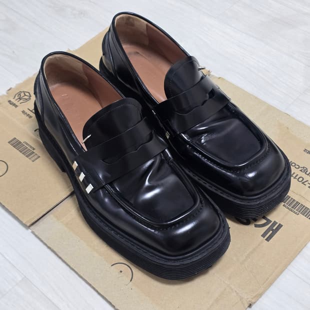 [44] 마르니 페이던트 로퍼
