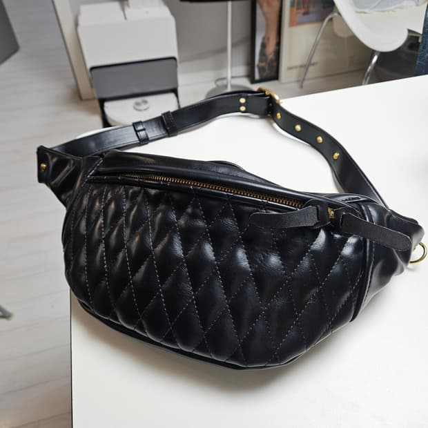 메탈라이즈 퀄팅 가죽 슬링백 블랙 할리 가방