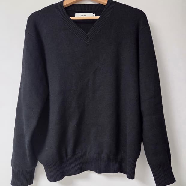 르아르 퓨어 코튼 브이넥 니트 블랙