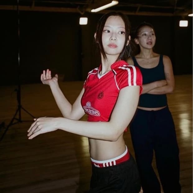 제이디드런던 풋볼 베이비 티(제니 착용) 새상품
