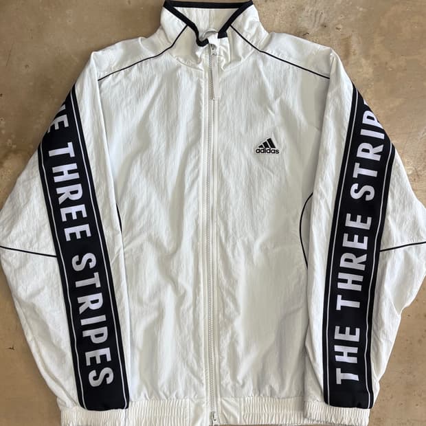 🫶🏻 아디다스 The Three Stripes 레터링 우븐 바람막이 