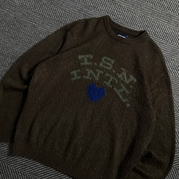 디스이즈네버댓 T.N.S 하트 로고 스웨터 브라운y 4059