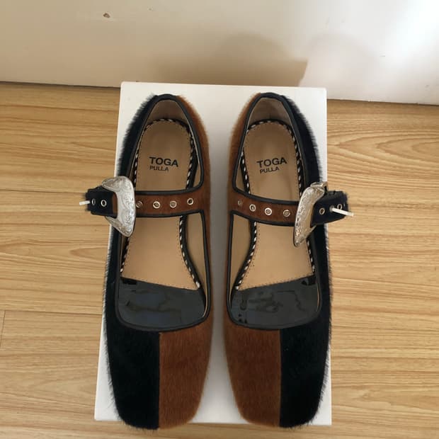 Toga Pulla 퍼 버클 메리슈즈