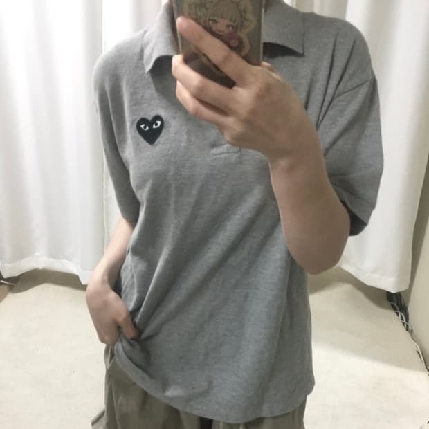 꼼데가르송 그레이 카라 블랙 하트 반팔 티셔츠