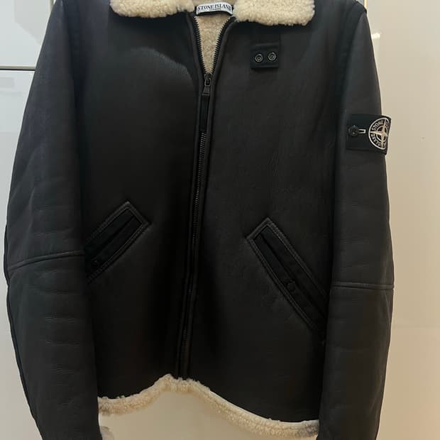 스톤아일랜드 양가죽무스탕 화이트와펜 (한정판)