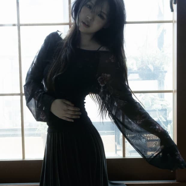 한땀한땀 봉접귀비 보트넥 탑 블랙 오리엔탈 페어리