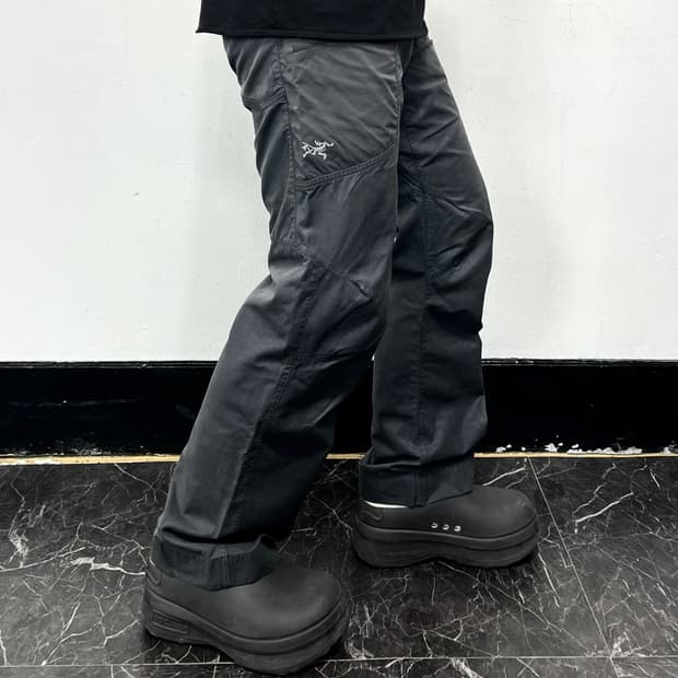 아크테릭스 로고 테크 코튼 팬츠