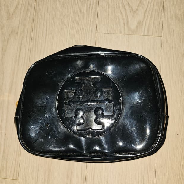 토리버치 에나멜 파우치 블랙