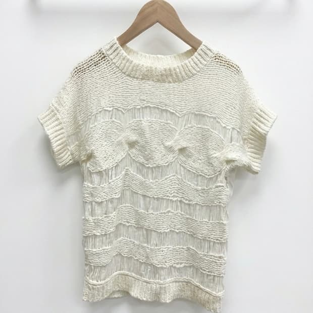 입체 디테일 크림색 반팔 니트