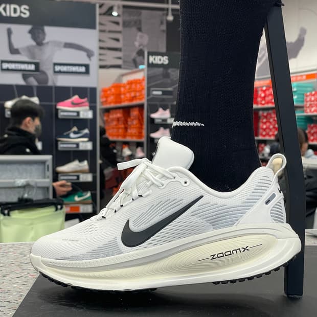 나이키 보메로 18W - 서밋 화이트 (남자 285)