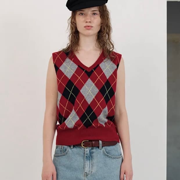 더바넷 caden argyle knit vest_Burgundy