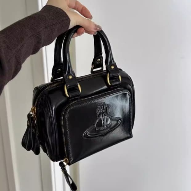 비비안웨스트우드 블랙 페이던트 토트백