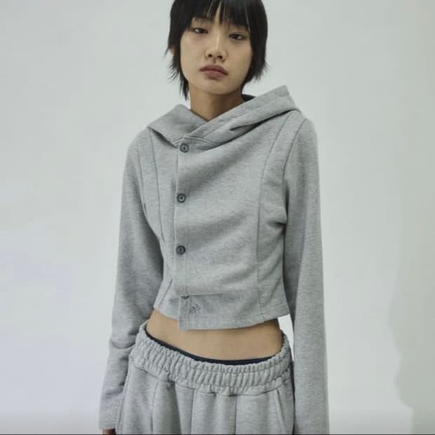 [슬릭글로우] 스몰 로고 사이드 버튼 셔링 후드 탑[그레이]