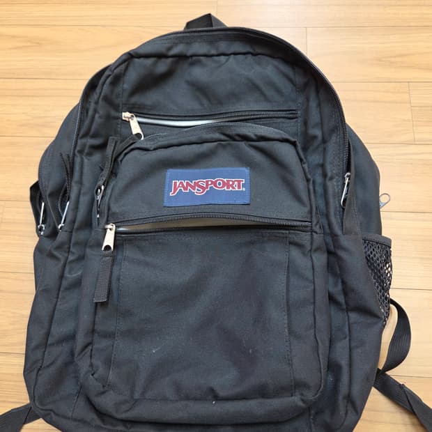 잔스포츠 빅스튜던트 백팩 블랙 색상입니다. 학생분들이나 짐 많으신 분들이