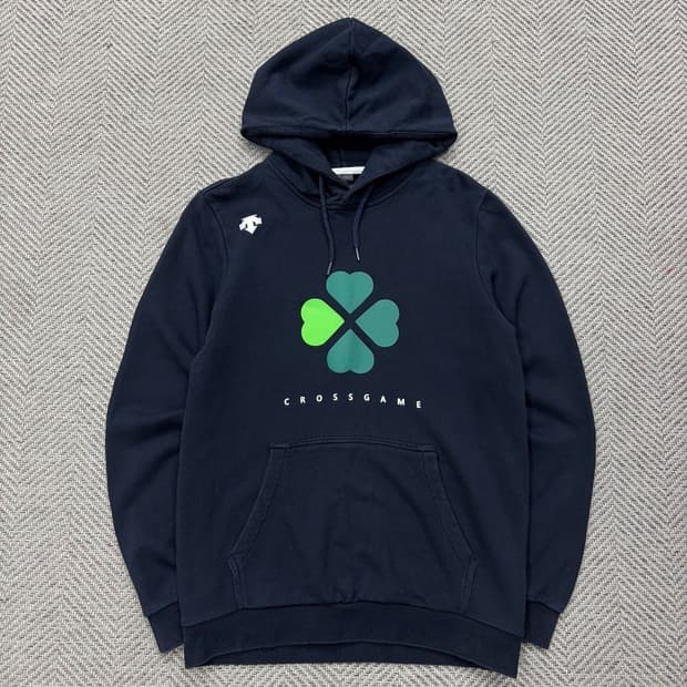 데상트 그래픽 후드티 v2240