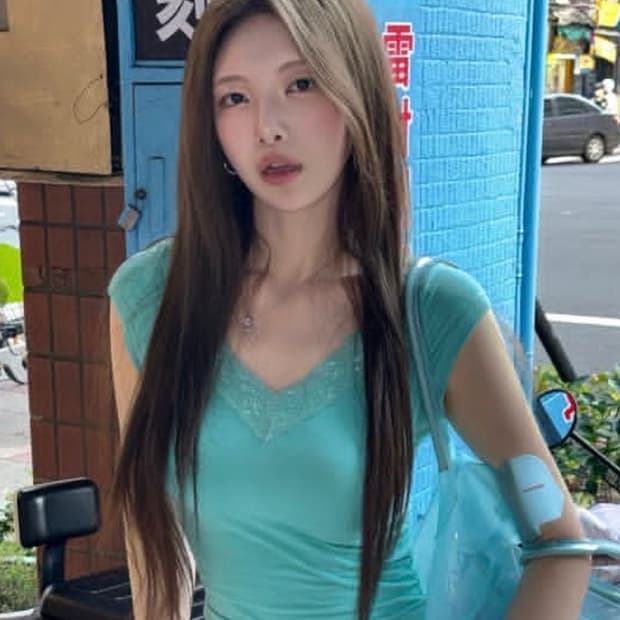 섭듀드 민트 레이스 크로스 탑 나시 슬리브리스