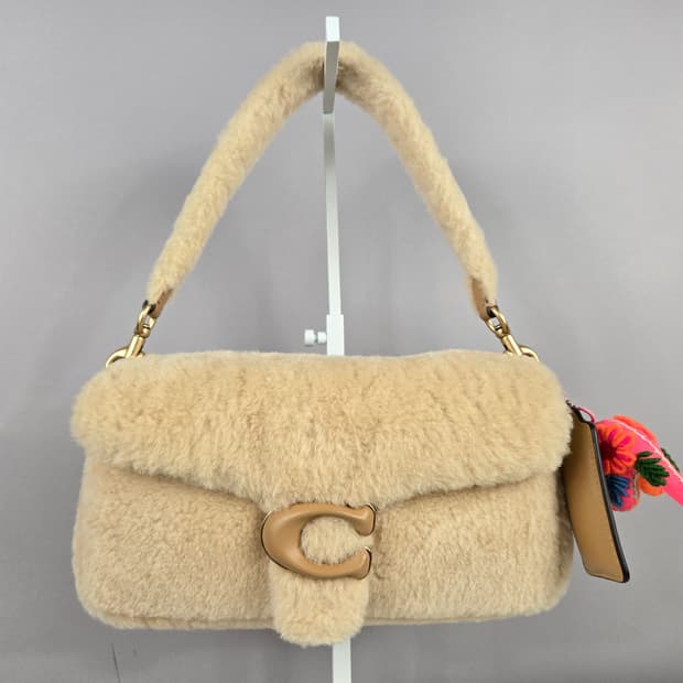 COACH 코치 시어링 필로우 태비 18 웜 뉴트럴 백 가방 정품 양털