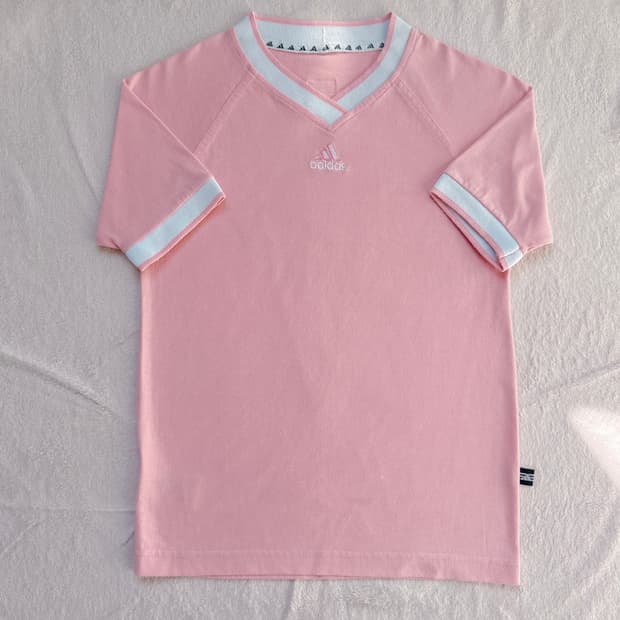 아디다스 핑크 브이넥 반팔티