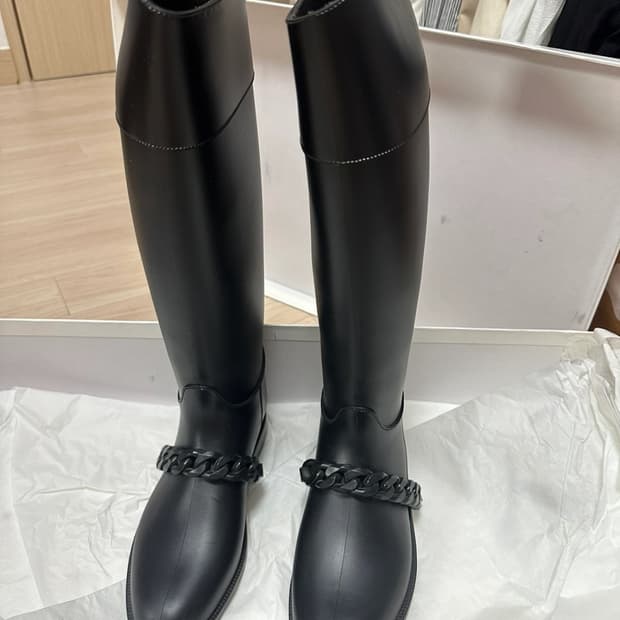 지방시 아이코닉 체인 레인부츠