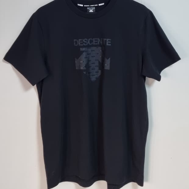 L (100) 데상트 블랙 반팔티