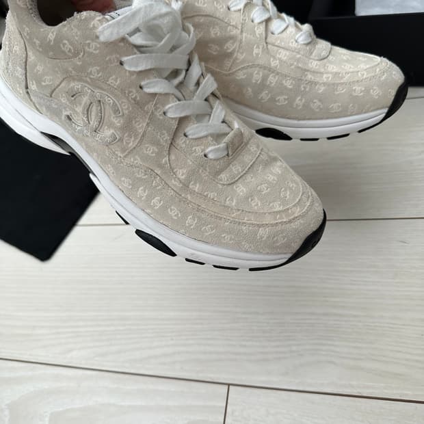 샤넬 프린티드 스니커즈 39 사이즈 