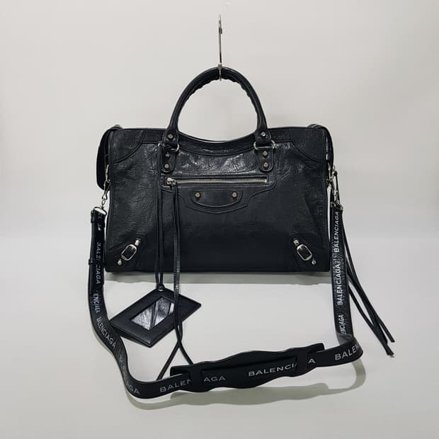 발렌시아가 클래식 모터백 미디움 로고 스트랩 