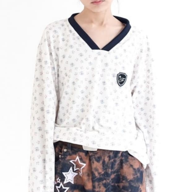 샵페어리 neck flower terry shirt (ivory)